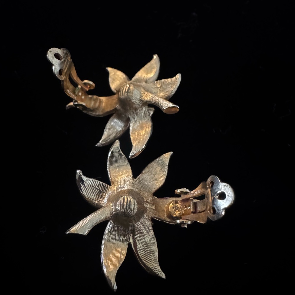 Lisa Brooch/Earring Set (Clip)
Vintage - Picture 6 of 9